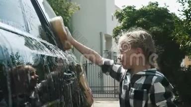 八岁的女孩用肥皂和海绵洗了一辆车